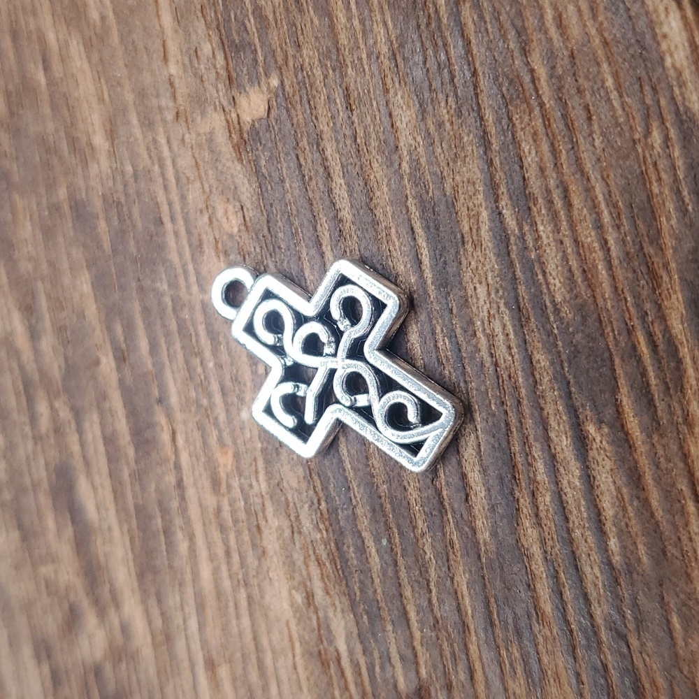 P115 cross charm‎ openwork